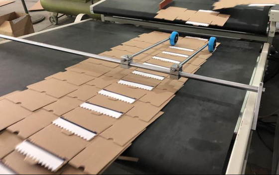 Ambalaj Katlama Karton Yapıştırma Makinesi 1310MM 1600kg Elektrikli Tahrikli