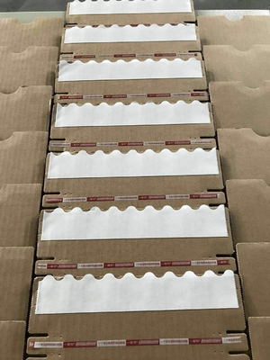 Küçük Ayak İzi Karton Kutu Yapıştırma Makinesi 380V AC 1300mm × 1050mm Kolay Kullanım